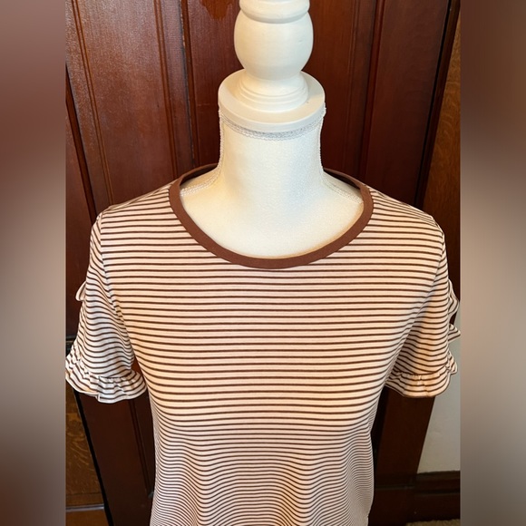 Brown and cream colored t-shirt with ruffled sleeves. - Picture 3 of 4